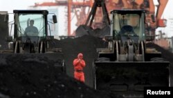 Xe vận chuyển than nhập khẩu vào Triều Tiên từ thành phố Đan Đông, Trung Quốc.