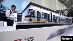 资料照片:中国中车集团在天津举行的世界智能大会上展出的铁路客运机车。(2019年5月16日)