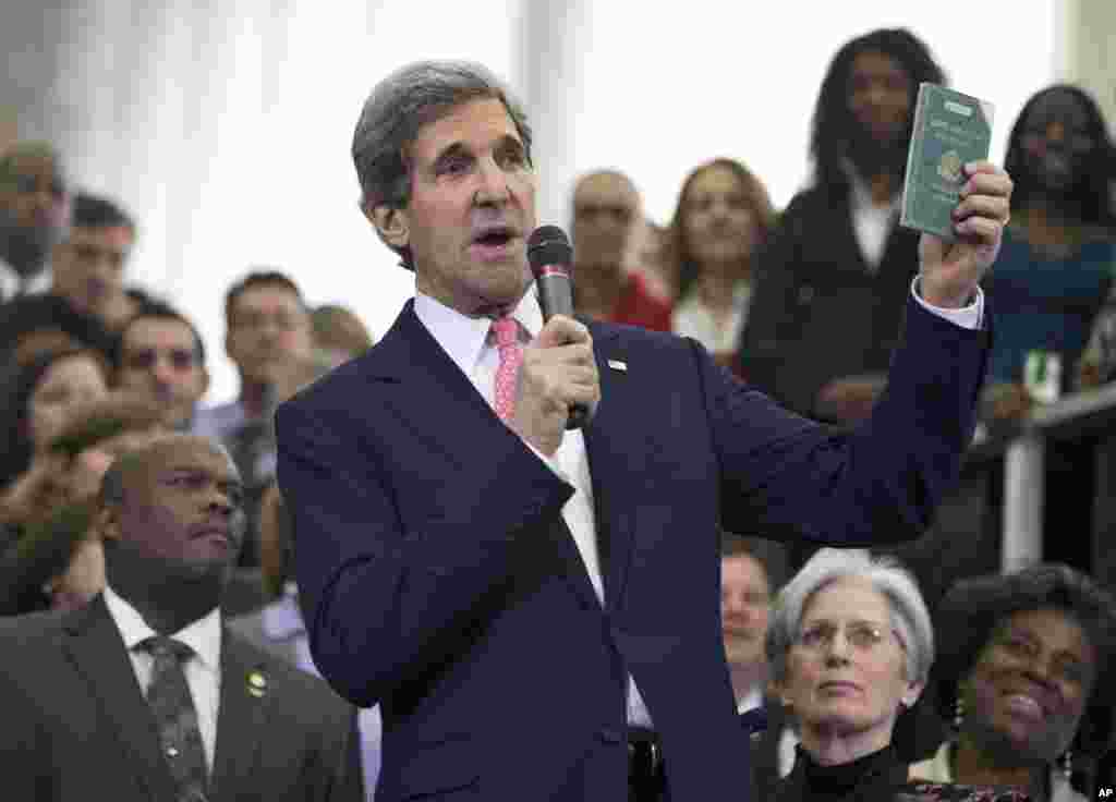 2013年2月4日,新上任的第68位美国国务卿约翰·克里在欢迎他履新的仪式上出示他11岁时得到的第一份外交护照。当时他随外交官父亲生活在柏林。
