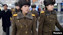 朝鲜牡丹峰乐团成员现身北京国际机场,准备离开北京(2015年12月12日)