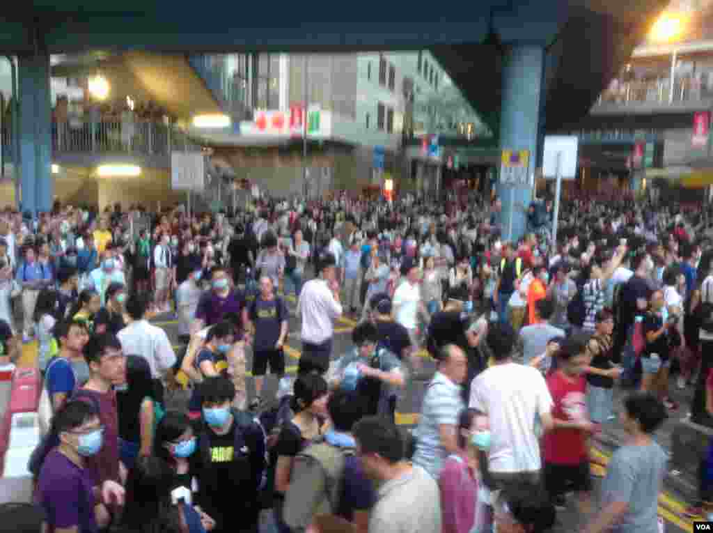 港人声援占中抗拒警方封锁中环金钟多处瘫痪(美国之音海彦拍摄)
