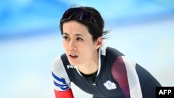 台湾滑冰选手黄郁婷在北京参加冬奥会比赛。 (2022年2月13日)