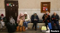 Metro trở thành hầm trú ẩn cho người dân ở thủ đô Kyiv.