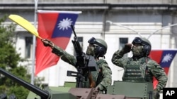台湾士兵在双十节庆典活动中接受检阅。(2021年10月10日)