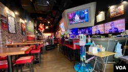 香港财政司陈茂波2月23日公布2022年度《财政预算案》,当日下午湾仔一间酒吧餐厅生意冷淡 (美国之音/汤惠芸)