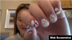 美国自由式滑雪奥运选手凯·欧文斯向记者展示她在北京冬奥会期间做的奥运主题美甲(VOA视频截图)