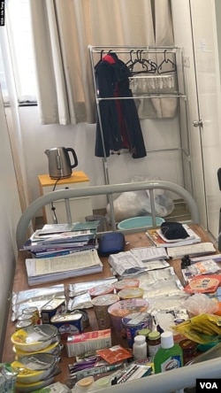 化名彭先生的初步确诊者入住竹篙湾隔离营的房间,他带备了很多零食、 杯面以及药物等物资。