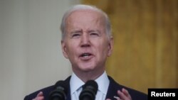 在美国华盛顿的白宫东厅,美国总统拜登就俄罗斯对乌克兰的攻击发表讲话(2022年2月24日)。