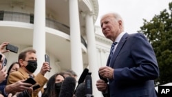 拜登总统在前往俄亥俄州推动他的基础设施建设议程之前在白宫南草坪对媒体讲话。(2022年2月17日)