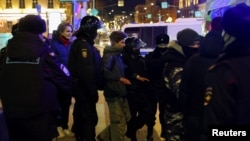 在俄罗斯对乌克兰发动军事行动后,在莫斯科的一次反战抗议期间,警察拘捕一人。(2022年2月24日)