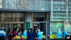 进入北京万通中心的一人被检测为新冠病毒阳性后,全楼工作人员接受检测。(2022年2月23日)