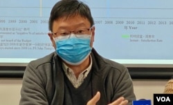 香港浸会大学政治及国际关系学系副教授陈家洛形容,今年预算案派1万港元电子消费券有如“掩口费”,忧虑香港走向澳门模式,每年只是以“派钱”回应民怨,回避核心的管治问题。