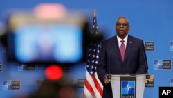 美防长奥斯汀在与北约国防部长举行会谈后在一个媒体会议上讲话。(2022年2月17日)