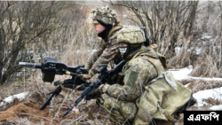 乌克兰士兵在进行军事训练。 （2022年2月18日）