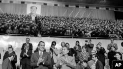 1972年2月23日时任美国总统尼克松和时任中国总理周恩来在北京观看体操表演