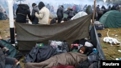 在白俄罗斯和波兰边界一个营地里的一名难民在睡觉。(2021年11月18日)