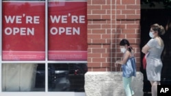 美国伊利诺伊州的民众在重新开放的商店门前派对。