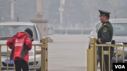 中国武警对行人进行证件核查(资料图)