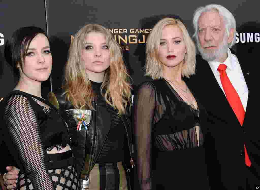 詹妮弗·劳伦斯和左侧的演员Jena Malone, Natalie Dormer, 右侧的演员Donald Sutherland 在伦敦参加电影《 饥饿游戏3:嘲笑鸟(下) 》( The Hunger Games: Mockingjay - Part 2 ,台湾叫《饥饿游戏:自由幻梦 终结战》,香港译名与此类似)的试片活动(2015年11月18日)  