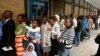 Warga harus antri panjang untung mengambil uang tunai dari ATM sebuah Bank di Harare, Zimbabwe, Selasa (28/11).