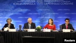 韩国外长康京和(左一)、美国国务卿蒂勒森(左二)、加拿大外长克里斯蒂娅·弗里兰(左三)以及日本外长河野太郎(右一)在温哥华会议上。(2018年1月16日)