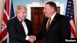 Ngoại trưởng Mỹ Mike Pompeo (phải), gặp Ngoại trưởng Anh Boris Johnson tại Bộ Ngoại giao ở Washington, ngày 7/5/2018.
