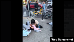 2024年10月28日，北京中关村三小校门前发生一起一名男子持菜刀砍杀刚刚放学的小学生的暴力袭击事件。（图片来自网络视频截图）