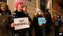 Người biểu tình với biểu ngữ "Không chiến tranh!" ở St. Petersburg, Nga, 24/2.