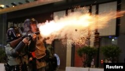 防暴警察在香港著名旅游区尖沙咀对示威民众发射催泪弹。(2019年10月27日)