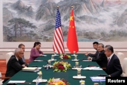 美国白宫国际气候政策高级顾问约翰·波德斯塔(John Podesta)与中国外长王毅在北京人大会堂举行会谈。(2024年9月6日)