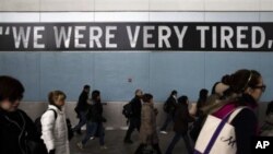 搭乘公共交通工具上下班的人潮2012年11月五号在桑迪超级飓风重创大纽约地区的一个星期之后,走下斯坦顿渡轮