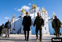 美国总统拜登访问乌克兰期间与乌克兰总统泽连斯基行走在基辅的圣米迦勒金顶修道院的大街上。(2023年2月20日)