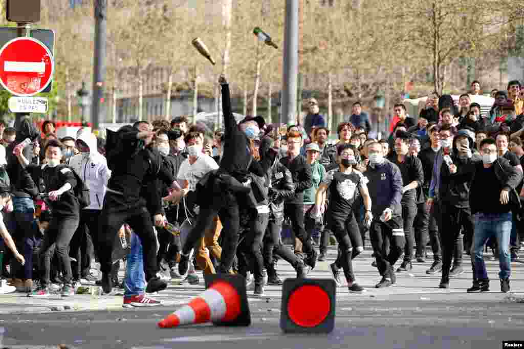 2017年4月2日,华人示威者在参加56岁的刘少尧的追悼会之后,对巴黎防暴警察扔瓶子,抗议警察在刘少尧家中把他开枪打死。巴黎官方通报称,数十名警察星期日晚上来到巴黎19区一名华裔男子的住处,以其涉嫌家庭暴力为由闯门而入,一名警察受伤,另一名警察开枪将这名华裔男子打 死。警方称,华裔男子当时手持剪刀刺伤警察,此后才被制服。死者家属称他没有拿武器,手持剪刀是因为当时正在厨房杀鱼做饭。