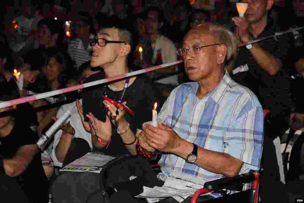 纪念六四25周年香港维园烛光晚会(美国之音图片/海彦拍摄)