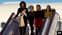 美国第一夫人米歇尔•奥巴马带着两个女儿和她的母亲抵达中国北京国际机场。(2014年3月20日)