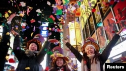 在美国纽约时代广场欢庆新年到来的民众。(2020年1月1日)