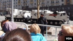 2017年5月红场阅兵前夕的彩排中展出了在北极使用防空导弹系统。 (美国之音白桦)