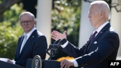 美国总统乔·拜登(Joe Biden)2023年10月25日与到访的澳大利亚总理安东尼·阿尔巴尼斯(Anthony Albanese)举行联合记者会,谈及中国的“一带一路”倡议。(法新社)