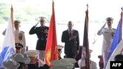 (从左至右):卸任司令、海军上将哈里斯、参联会主席、海军陆战队上将邓福德、国防部长马蒂斯和新任司令、海军上将戴维森在夏威夷珍珠港参加太平洋司令部指挥权交接仪式。太平洋司令部被更名印太司令部。(2018年5月30日)