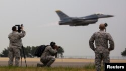 美军发布的照片显示参加2017年美韩“超级雷霆”联合军演的美国空军人员和F-16战机。(2017年4月20日)