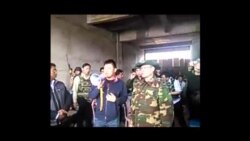 缅甸政府官员在125界碑对边民讲话 缅甸政府官员在125界碑对边民讲话