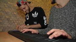 美国万花筒:新琴键打开全新音乐世界 美国万花筒:新琴键打开全新音乐世界