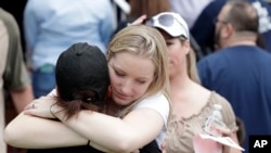 美国佛罗里达州奥卡拉森林高中发生枪击事件,学生们在附近的奥卡拉第一浸信会教堂集合,互相安慰,并等待家长来接。(2018年4月20日)