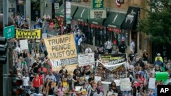 芝加哥抗议者呼吁市政府针对枪支暴力采取更有效措施(2018年8月2日)