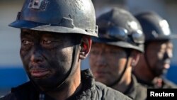 中国山西的一些煤矿工人等待洗澡