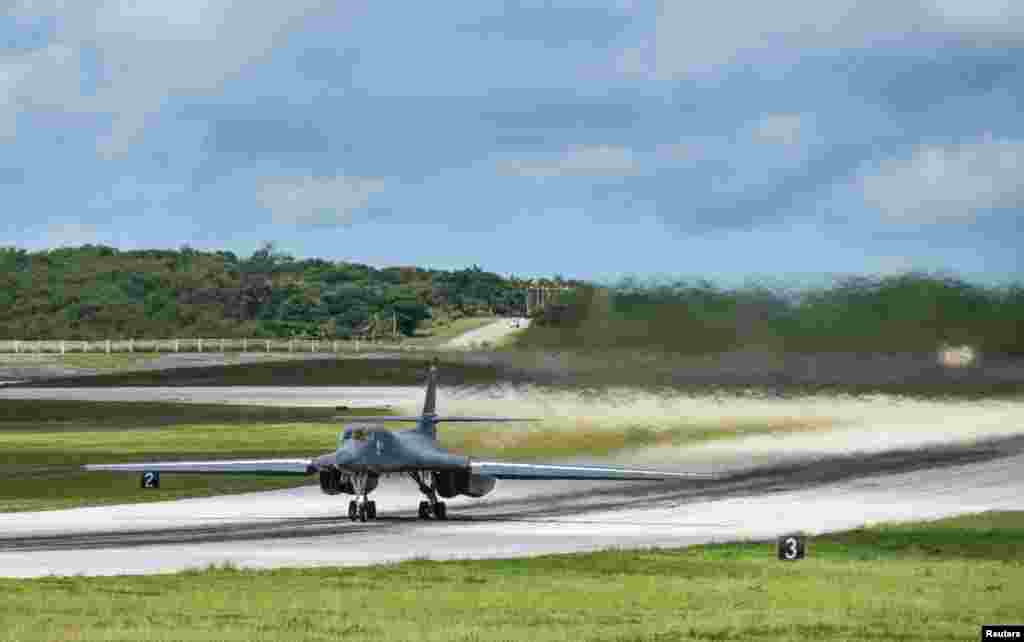 美国空军B-1B“枪骑兵”轰炸机在2017年8月8日准备从关岛安德森空军基地起飞。这次飞行,有两架B-1B“枪骑兵”轰炸机飞往日本、东中国海和朝鲜半岛。