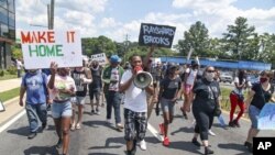 亚特兰大市民众13日在一家温蒂汉堡(Wendy's)快餐厅外面的街道上游行,抗议警察击毙黑人青年布鲁克斯。