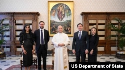 2025年5月19日,教宗良14世(中)在梵蒂冈会见了乌莎·万斯、美国副总统 JD 万斯、美国国务卿马可·卢比奥及其夫人珍妮特·杜斯德贝斯(从左至右)。