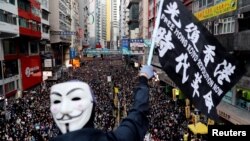 一名抗议者星期天(12月8日)参加民阵发起的人权大游行。