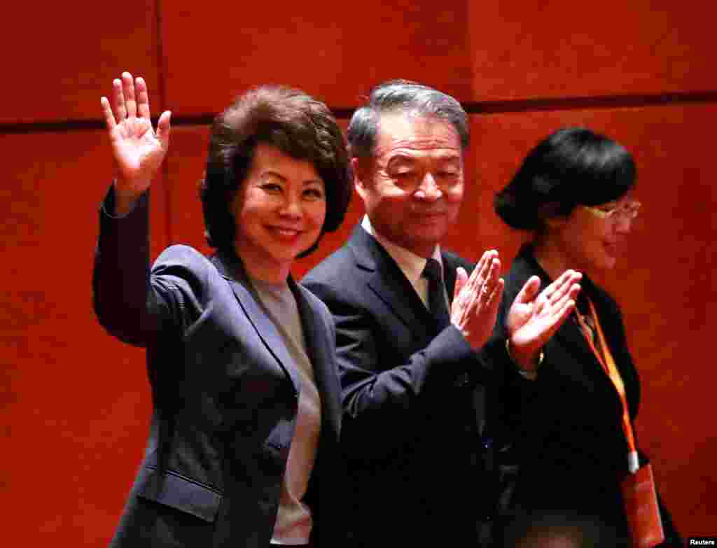 美国交通运输部长赵小兰(Elaine Chao)和中国交通运输部党组书记杨传堂抵达在北京举行的美中交通论坛第九次会议会场。中国交通运输部实行“双首长制” 。据香港英文南华早报报导,杨传堂表示,在中国"一带一路"倡议和美国基础设施重建计划架构下,中方愿意与美方携手合作,参与美国1.5万亿美元基础建设计划。